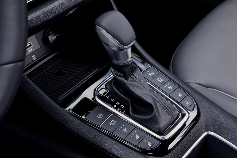 Детали интерьера Hyundai IONIQ plug-in (AE) 2019 года  (WW) (фото 6 из 45)